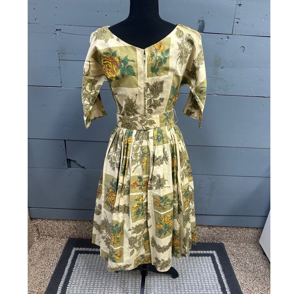 1950's Vintage Pleated Floral Dress with Belt - Picture 4 of 7